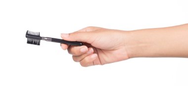 Kaşları taramak için el fırçası, beyaz arka planda izole edilmiş.