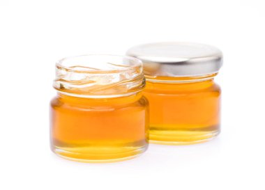 Bal kavanozu beyaz arkaplanda izole