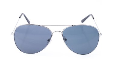 Mavi güneş gözlükleri beyaz arkaplanda izole edilmiş