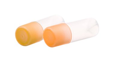 Şampuan için boş şişe, duş jeli ve beyaz arka planda izole edilmiş vücut losyonu.