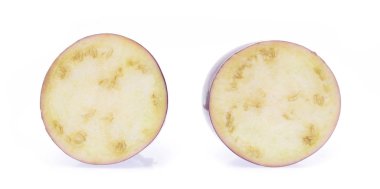 Beyaz arkaplanda izole edilmiş patlıcan kesimi