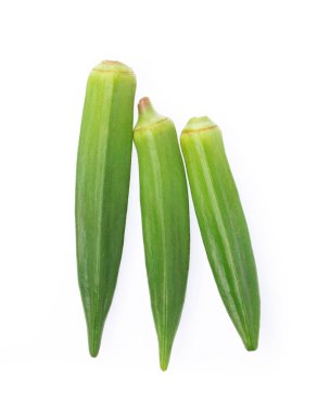 Beyaz arka planda izole edilmiş taze taze bamya