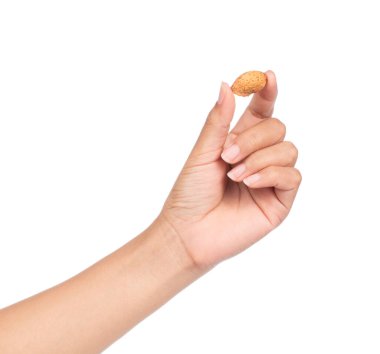 Beyaz arkaplanda el ele tutuşan badem