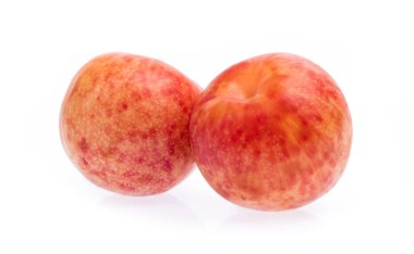 Kırmızı erik beyaz grupta izole edilmiş.