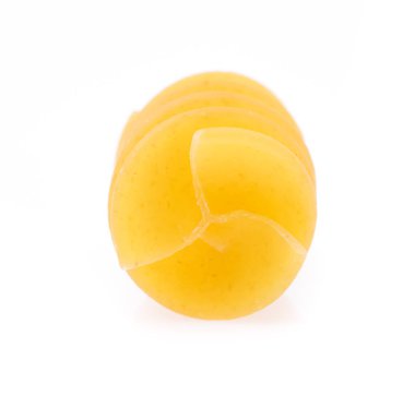 Beyaz arka planda izole edilmiş İtalyan makarnası