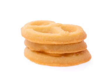 Beyaz arkaplanda izole edilmiş tereyağlı kurabiyeler