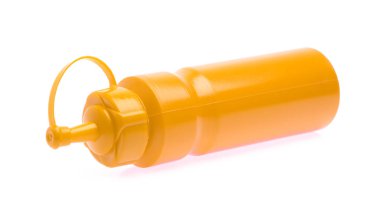 Beyaz arkaplanda izole edilmiş hardal şişesi.