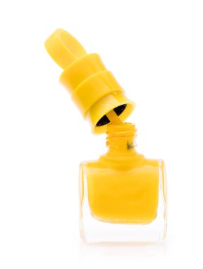 Beyaz arka planda izole edilmiş sarı oje şişesi.