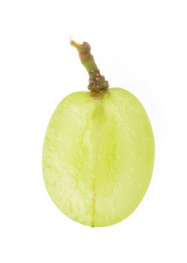 Beyaz arkaplanda izole edilmiş yeşil üzüm kesimi