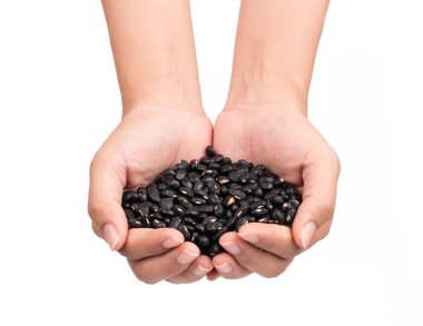 Beyaz arka planda el ele tutuşan siyah fasulyeler.