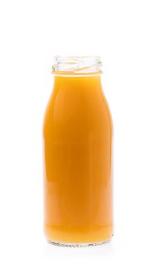 Taze portakal suyu şişesi beyaz arka planda izole.