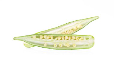 Beyaz arka planda izole edilmiş taze bamya dilimleri.