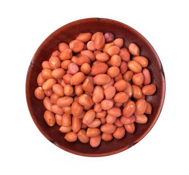 beyaz arkaplanda izole edilmiş tabakta yer fıstıkları