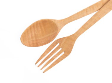 Tahta kaşık ve ahşap çatal beyaz arka planda izole edilmiş..