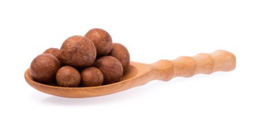 Beyaz arka planda izole edilmiş Macadamia fındığı kepçesi..