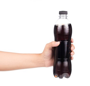 Kola plastik şişesi beyaz arka planda izole edilmiş karbonatlı bir meşrubattır.