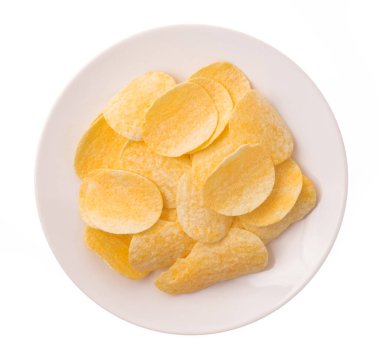 Beyaz arkaplanda izole edilmiş tabakta patates cipsi