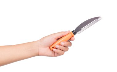 El ele tutuşan bıçak beyaz arka planda izole edilmiş.