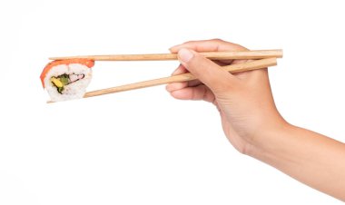 Beyaz arka planda izole edilmiş çubuklarla ton balıklı suşi nigiri.