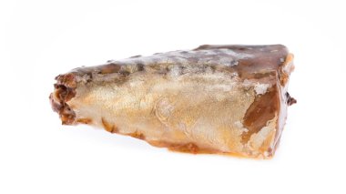 Soslu balık. Beyaz arka planda izole edilmiş konserve balık.