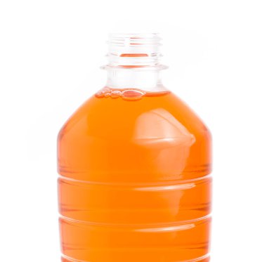 Beyaz arka planda izole edilmiş şişedeki turuncu renkli içecekler.