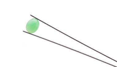 Yeşil taştan yeşil boncuklar beyaz arkaplanda izole edilmiş..