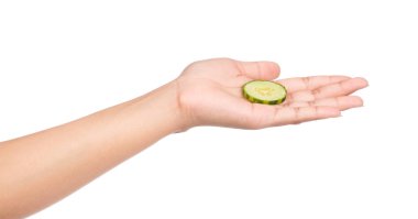 Salatalık beyaz zemin üzerine izole tutmak el