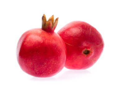 Beyaz arkaplanda izole edilmiş nar