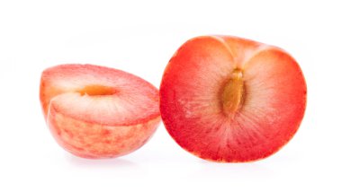 Beyaz arkaplanda kırmızı eriği dilimle