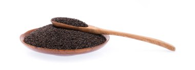 Beyaz arka planda izole edilmiş kaşık içinde limon fesleğeni tohumları