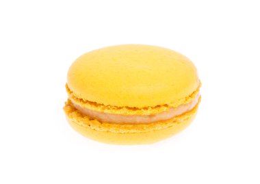 Beyaz arka plan üzerinde izole sarı macaron