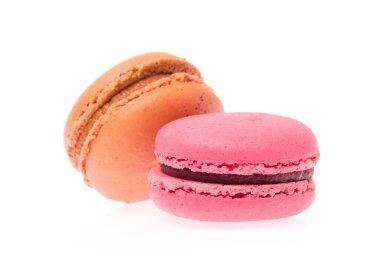 Tatlı ve renkli Fransız badem kurabiyeleri veya beyaz arka planda izole edilmiş badem kurabiyesi.