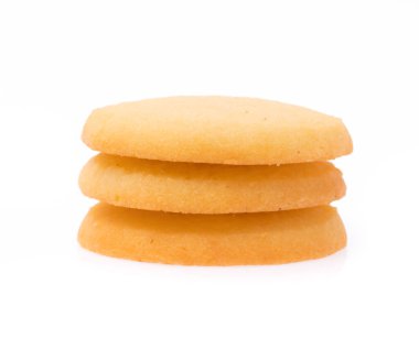 Beyaz arkaplanda izole edilmiş tereyağlı kurabiyeler