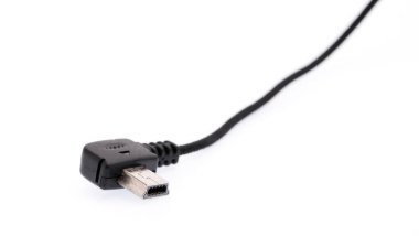 Adaptör mikro-jack 'ten mikro USB' ye beyaz arkaplanda izole edildi