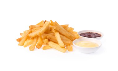 Patates kızartması ketçaplı ve mayonezli, beyaz arka planda.