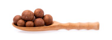 Beyaz arka planda izole edilmiş Macadamia fındığı kepçesi..