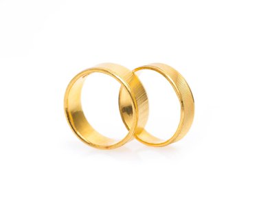 Altın yüzük beyaz arkaplanda izole edildi