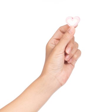 Beyaz arka planda izole edilmiş şekerlemenin tatlı kalbini tutan el..