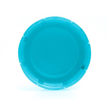 Plastik şişe kapakları beyaz arka planda izole edilmiş