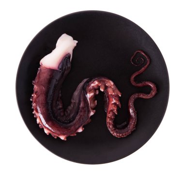 Ahtapot - ahtapot dokunaçları beyaz arkaplanda izole bir çanak üzerinde