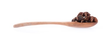 Tahta kaşıkta beyaz arka planda izole edilmiş yıldız anason.