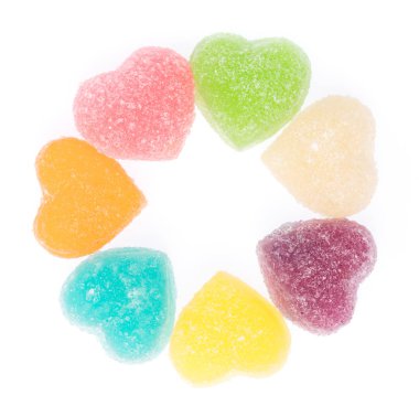 Renkli kalp şekilli jöleler beyaz arkaplanda izole edilmiş