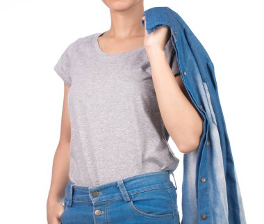 Boş gri tişört giyen güzel bir kız, beyaz arka plandan izole edilmiş kot pantolon..