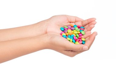 renkli Çikolata kaplamalı şeker beyaz arka plan üzerinde izole yığını tutan el