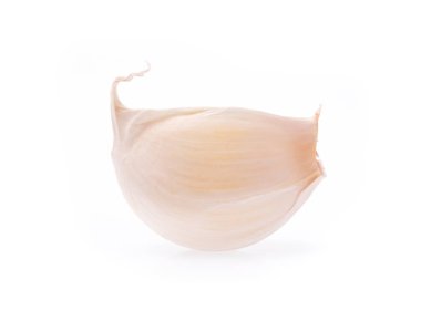 Beyaz arkaplanda sarımsak izole edilmiş.