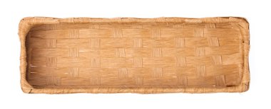 Beyaz arkaplandan izole edilmiş boş bambu sepeti.