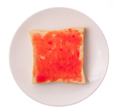 Çilek reçelli ekmek beyaz arkaplanda izole edilmiş