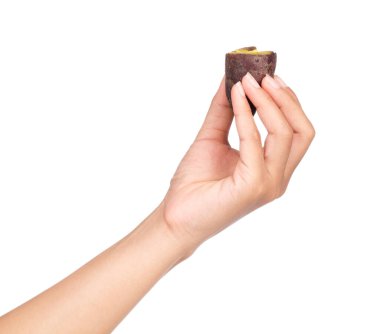 El ele tutuşmak Tatlı Patates 'i beyaz arka planda izole etmek