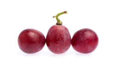 Beyaz arka plan üzerinde izole olgun üzüm