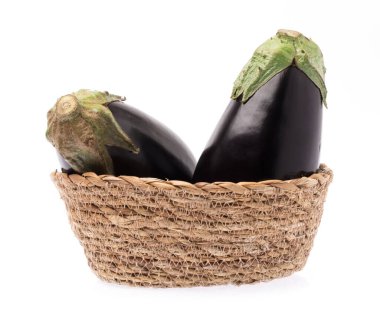 Beyaz arka planda izole edilmiş taze patlıcan sepeti.